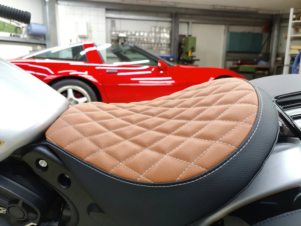 Motorrad Einzelsitz Kunstleder mit Absteppung