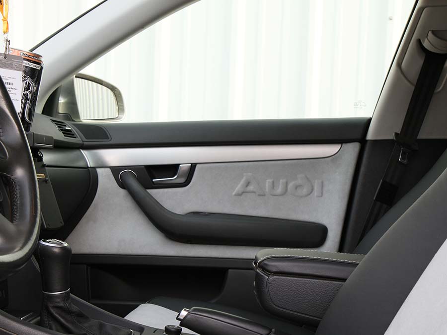 Prägung Audi Schriftzug