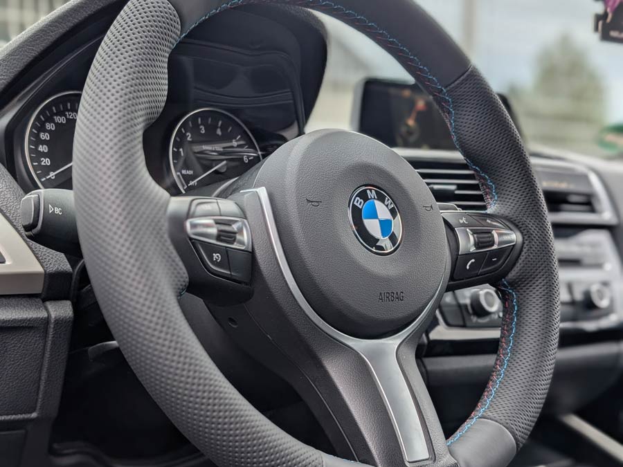 Lenkradbezug in Leder eines BMWs
