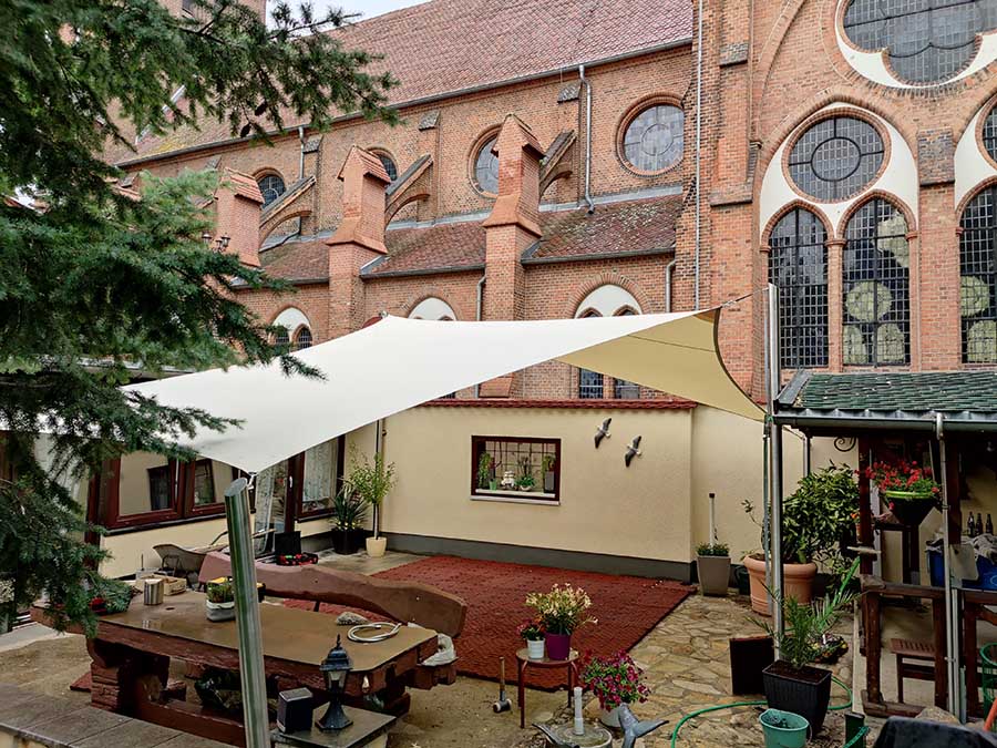 Sonnensegel für eine Kirche