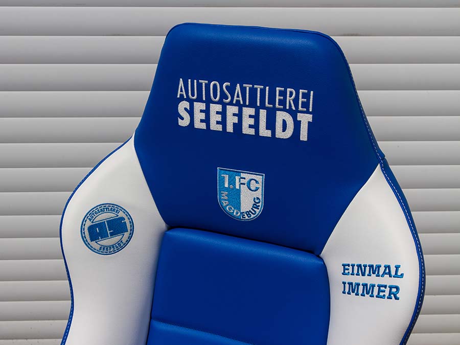 Stickerei auf einem Autositz: Trainerbank 1. FC Magedburg