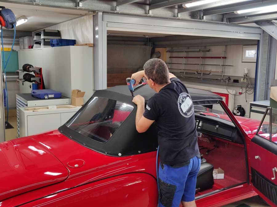 Sattler bei der Montage eines Cabrioverdecks