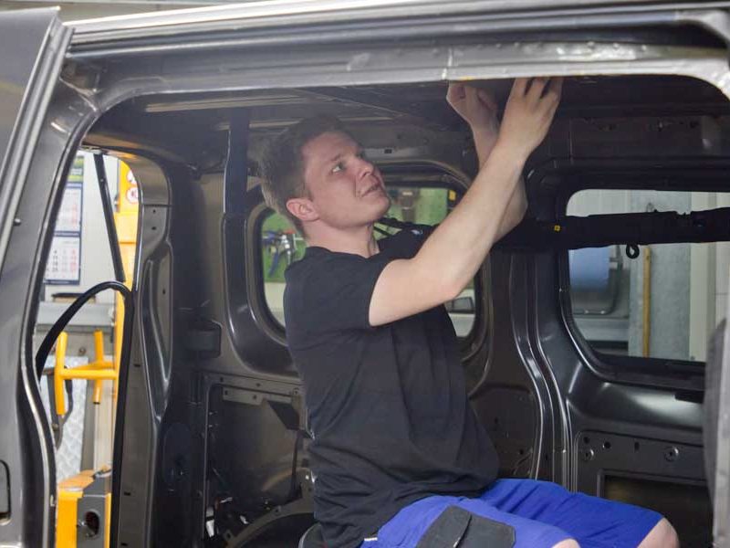 Sattler während der Arbeit